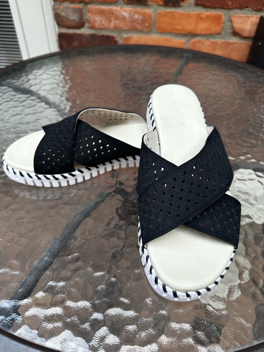 NWOT Isle Jacobsen Black Tulip Criss Cross Slide Falcon Cross Band ~ 41 /10